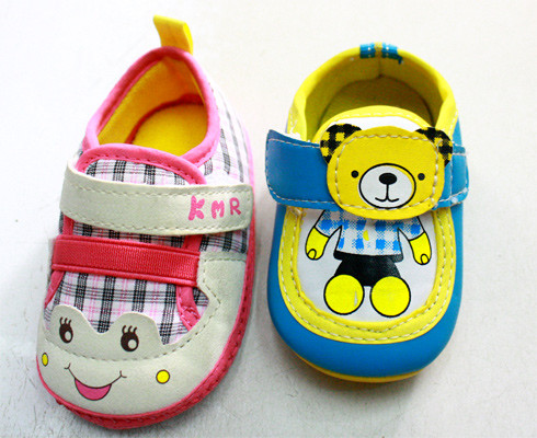 Chất liệu giày không quá cứng cũng không quá mềm: Nhiều bà mẹ đang có quan niệm sai lầm rằng ‘giày càng mềm càng tốt’, song thực tế một đôi giày quá cứng hay quá mềm đều có thể khiến chân trẻ bị trầy xước, thậm chí làm biến dạng xương bàn chân.