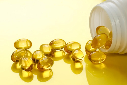 Vitamin E. Vitamin E dạng viên nang, dùng kim chọc một lỗ nhỏ, nặn ra rồi thoa lên môi trước khi đi ngủ (để qua đêm). Sáng ra các chị sẽ thấy làn môi thật mịn màng. Vitamin E có tác dụng chống lão hóa, giúp làm mềm và tăng độ đàn hồi cho môi.