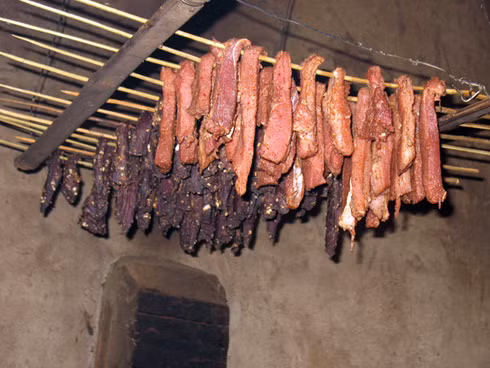 Để phòng bệnh Than lây lan từ động vật sang người, ngoài việc giữ vệ sinh môi trường, ăn chín uống sôi và tránh tiếp xúc với nguồn lây bệnh. Không ăn các loại thịt trâu, bò khô chế biến không đảm bảo, nguy cơ lây vi rút bệnh than lây lan qua đường tiêu hóa sẽ tăng cao.