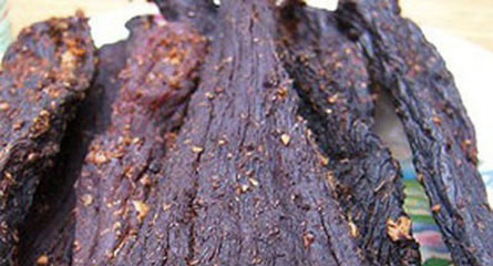 Đường lây thứ hai gặp khá phổ biến là qua đường tiêu hóa, do người bệnh ăn sản phẩm súc vật bị bệnh chưa được nấu chín. với thể bệnh này, sau 2 - 5 ngày ăn phải thức ăn nhiễm vi khuẩn than, người bệnh bị sốt, trướng bụng, đau bụng, đi ngoài phân đen như bã cà phê. Bệnh gây nên tình trạng nhiễm trùng nhiễm độc nặng có thể tử vong 20 - 60% nếu không điều trị.