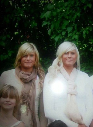 Cho đến khi lớn lên, chị em này sống cùn nhau, cùng dùng 1 chiếc điện thoại và dùng chung quần áo của nhau.