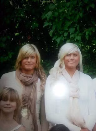 Cho đến khi lớn lên, chị em này sống cùn nhau, cùng dùng 1 chiếc điện thoại và dùng chung quần áo của nhau.