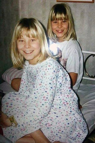 Emma và Sara Koponen hồi còn bé.
