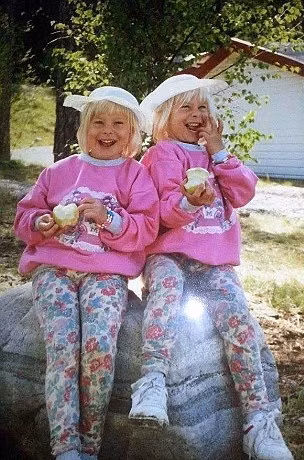 Từ khi còn nhỏ, họ đã mặc đồ giống y hệt nhau, ăn đồ ăn giống nhau.