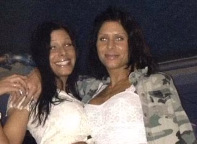 Chị em song sinh Emma và Sara Koponen bị ám ảnh bởi những ca phẫu thuật thẩm mỹ, họ đã từng trải qua 3 lần nâng ngực, vô số lần tiêm làm đầy môi.