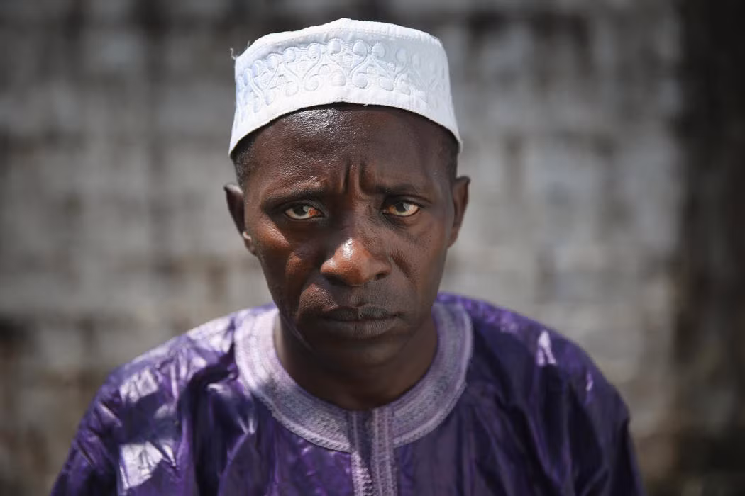 Mohammed Bah, 29 tuổi cũng đã từng nhiễm Ebola và đã hồi phục. Ông này đã từng mất mẹ, vợ, người cha và em gái của mình do nhiễm Ebola.