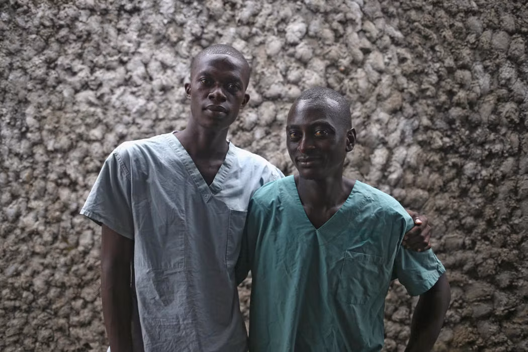 2 bệnh nhân sống sót sau nhiễm Ebola Mark Jerry, 30 tuổi (phải) và Zaizay Mulbah, 34 tuổi sau khi hồi phục và sống sót từ căn bệnh quái ác này, đồng thời 2 anh này cũng trở thành trợ lý y tá tại MSF.