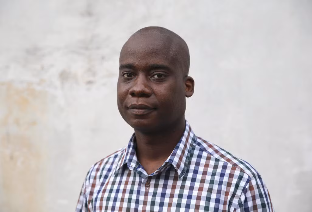 Vị bác sĩ Philip Ireland hồi phục và sống sót sau khi nhiễm Ebola đứng bên ngoài Bệnh viện JFK, nơi ông làm việc vào ngày 13/10 tại Monrovia, Liberia. Ông này đã hồi phục sau khi nhiễm Ebola hồi tháng 7.