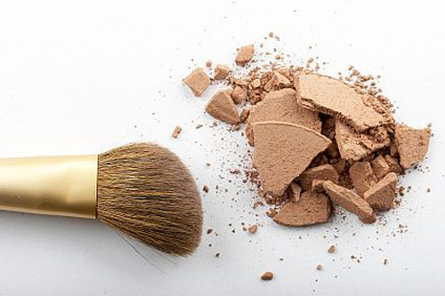 Sử dụng mỹ phẩm không rõ nguồn gốc, ngày sản xuất. Mỹ phẩm không rõ nguồn gốc và ngày sản xuất có mức độ nguy hiểm ngang nhau. Dù cho bạn mắc phải tình trạng nào thì cũng gây ảnh hưởng cho mắt. Bạn nên lựa chọn những nhãn hiệu uy tín để giữ gìn sức khỏe cho bản thân nói chung và cho mắt nói riêng.