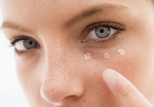 Không sử dụng kem dưỡng da vùng mắt. Vùng da mắt rất mỏng và nhạy cảm, lớp kem dưỡng da giống như chiếc áo bảo vệ và tách biệt da mắt với mỹ phẩm. Bạn sẽ tranh được tình trạng dị ứng, lão hóa da do sử dụng mỹ phẩm trang điểm.