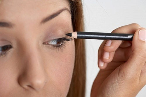 Kẻ mắt thường xuyên. Bởi vì da mắt mỏng và rất nhạy cảm, các sản phẩm kẻ mắt hiện nay lại thường có thành phần chống thấm nước. Bạn không thể rửa mặt bình thường để gột sạch những đường viền mắt, nhưng nếu sử dụng sản phẩm tẩy trang không cẩn thận cũng sẽ gây dị ứng và nổi mụn. Tốt nhất hãy đầu tư nước tẩy trang dành riêng cho vùng mắt.