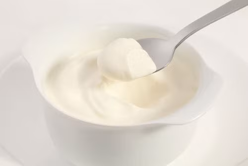 Sữa chua. Một nửa cốc sữa chua không chất béo có chứa 579 mg kali. Trong khi sữa chua chứa nhiều chất béo sẽ có ít hơn hàm lượng này một chút. Các sản phẩm sữa chua chứa nhiều men vi sinh, lợi khuẩn, có thể hỗ trợ tiêu hóa và giữ cho đường ruột của bé khỏe mạnh.