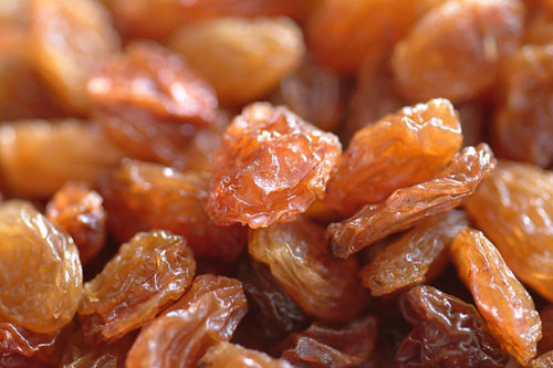 Nho khô. Với vị ngọt tự nhiên, 1/ 4 cốc nho khô cung cấp khoảng 260 mg kali và hàm lượng chất xơ lớn. Hãy dùng nho khô làm món ăn nhẹ cho bữa chiều của bé.