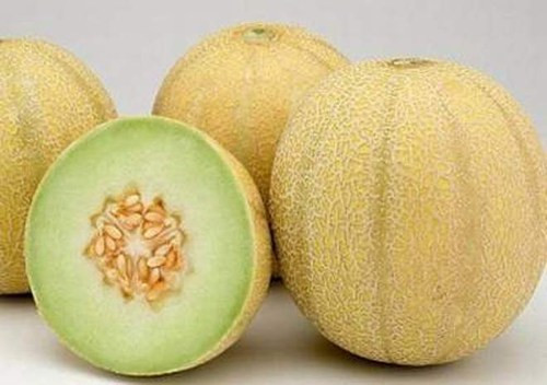 Dưa vàng. Dưa vàng có chứa hàm lượng beta-carotene, chất xơ, vitamin C cũng như kali dồi dào. Một cốc dưa vàng thái hạt lựu cung cấp 494mg kali. Mẹ có thể cho bé ăn kèm dưa vàng với phô mai, sữa chua hay làm món salad bổ dưỡng với dưa vàng và dâu tây.