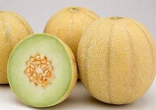 Dưa vàng. Dưa vàng có chứa hàm lượng beta-carotene, chất xơ, vitamin C cũng như kali dồi dào. Một cốc dưa vàng thái hạt lựu cung cấp 494mg kali. Mẹ có thể cho bé ăn kèm dưa vàng với phô mai, sữa chua hay làm món salad bổ dưỡng với dưa vàng và dâu tây.