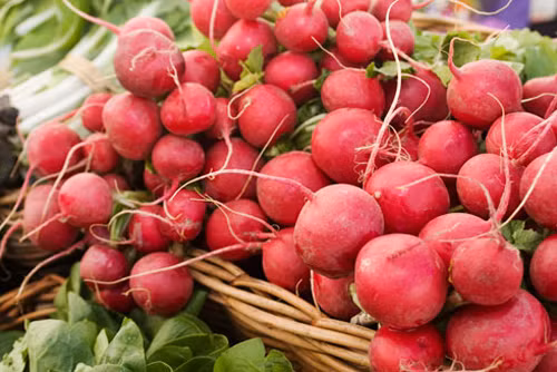 Củ cải đường. Nếu bạn cho con trẻ ăn củ cải đường và bỏ phần lá đi, thì ngay sau bài viết này, có thể bạn sẽ thay đổi cách nhìn nhận của mình. Rau củ cải đường khi nấu chín, xứng đáng có trong bữa ăn của bé vì nó đóng góp tới 664 mg kali trong nửa chén rau. Ngoài ra củ cải đường là nguồn cung cấp tuyệt vời folate dù sống hay nấu chín.