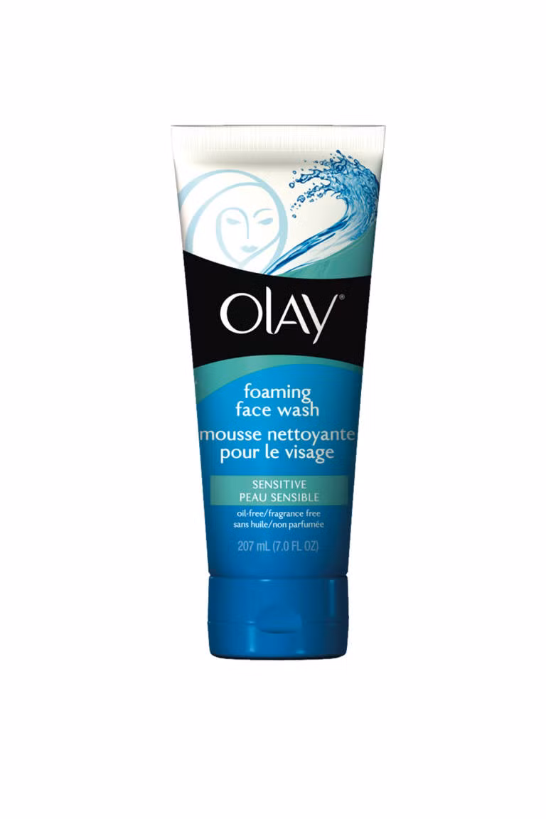 Sữa rửa mặt Olay cho da nhạy cảm: Với tinh chất dầu, hương thơm nhẹ nhàng, tạo bọt trên bàn tay và massage mặt sẽ giúp bạn đánh bay bụi bẩn và nhờn.