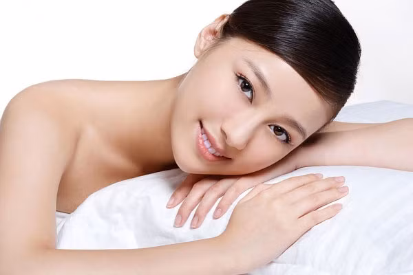 Điều trị rối loạn kinh huyệt. Phụ nữ bị rối loạn kinh nguyệt, đau bụng khi hành kinh, lấy vài giọt tinh dầu sả trộn với một ít bột tiêu đen thành một hỗn hợp lỏng rồi uống, cũng có thể ép sả tươi lấy dịch hoặc sắc lấy nước rồi uống cũng sẽ thấy bớt đau bụng khi hành kinh và điều hòa kinh nguyệt.