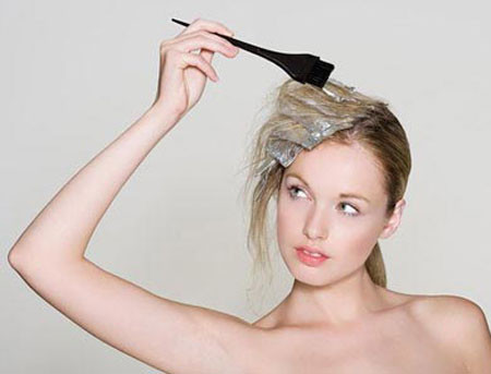 Thuốc nhuộm tóc. Nếu so với các loại mỹ phẩm khác thì thuốc nhuộm tóc lại tiềm ẩn nhiều nguy cơ hơn vì nó chứa nhiều thành phần hoá học không tốt đối với sức khỏe người sử dụng.