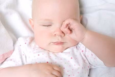 Thiếu ngủ. Bé lớn lên trong giấc ngủ. Ngủ giúp bé tăng chiều cao, cân nặng và trí tuệ. Nếu bé ít ngủ, ngủ không ngon thì bé sẽ tăng nguy cơ bị còi, thấp, nhẹ cân.