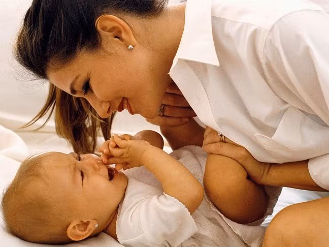 Cai sữa cho con sau 2 tuổi. Sau 2 tuổi mẹ nên cai sữa cho con để con chịu ăn hơn. Lúc này, mẹ có thể bổ sung canxi và đạm bằng thức ăn khác như sữa chua, fromage (phô mai)…