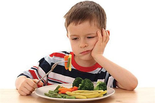 Con ăn nhiều nhưng thiếu chất béo: Lượng chất béo được khuyên dùng cho mỗi bữa ăn chính của trẻ là 8-10g (tương đương với 2 muỗng canh nhỏ hoặc 3 muỗng cafe cán dài). Bé ăn nhiều nhưng chủ yếu là thức ăn vặt hoặc trái cây, thiếu chất béo hoặc tinh bột trong bữa ăn của trẻ cũng khiến con chậm tăng cân. Rau, củ, quả dùng để nấu chặc bột cho bé sẽ cung cấp ít năng lượng hơn dùng gạo nấu cho bé.