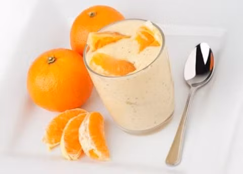 Nhiều mẹ có thói quen làm cam dầm trộn thêm sữa cho con ăn bữa phụ. Thực ra, đây là một việc làm sai lầm. Nước cam và nước chanh đều là hoa quả acid AHA cao, acid AHA gặp protein trong sữa sẽ làm cho protein biến chất, từ đó giảm thấp giá trị dinh dưỡng của protein. Hơn nữa, kết hợp như vậy sẽ ảnh hưởng đến tiêu hóa rất dễ khiến cho trẻ bị đi ngoài và khả năng hấp thụ sữa trong cơ thể bé.