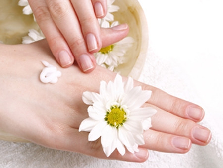 Làm nước dưỡng móng. Trộn một muỗng cà phê muối, một muỗng baking soda, 1 muỗng cà phê nước cốt chanh và nửa cốc nước ấm. Ngâm móng tay trong dung dịch này 10 phút, sau đó chà lại bằng bàn chải mềm và rửa sạch với nước.