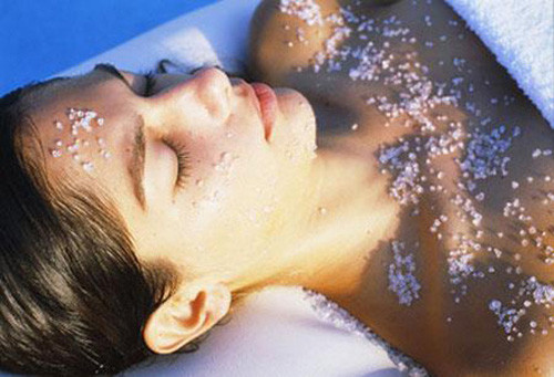 Trẻ hóa làn da khi tắm với nước muối. Muối hấp thụ bụi bẩn, thải độc tố khỏi các lỗ chân lông, khôi phục lại hàng rào bảo vệ da và giúp chúng giữ nước. Bạn có thể cảm nhận được làn da khỏe mạnh hơn sau khi ngâm nước muối, magie có trong muối cũng có thể làm tăng khả năng giữ nước của da.