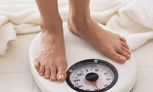 Xóa bỏ mỡ bụng. Thịt quả bí đao chứa nhiều chất xơ dạng sợi rất có lợi cho ruột. Ngoài ra, các vitamin B9, vitamin C, vitamin E, vitamin A và các khoáng chất như: kali, phospho, magiê có trong bí đao cũng góp phần giúp chị em giữ gìn vòng eo thon gọn, không tích mỡ ở bụng.