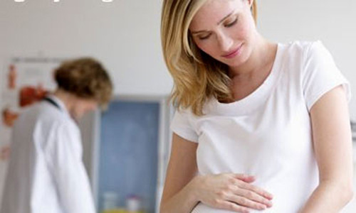 Người bệnh không nên tự ý tra thuốc bừa bãi, bệnh không khỏi mà còn nặng lên. Ngoài ra, có trường hợp không phải bị đau mắt đỏ thông thường mà do vi khuẩn, viêm loét giác mạc thì nhỏ thuốc vào càng làm bệnh trở nên trầm trọng hơn, có thể ảnh hưởng đến thai nhi.