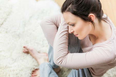 Hạn chế stress. Thư giãn, thả lỏng hoàn toàn là một nhu cầu của cơ thể và “vùng kín” cũng không phải là ngoại lệ. Sau một ngày đi ra ngoài “nghiêm chỉnh”, tối về bạn nên để cơ thể có cơ hội thoát khỏi mọi giàng buộc. “Vùng kín” thả lỏng sẽ giảm được sự ẩm ướt, môi trường vốn rất lý tưởng cho các loại viêm nhiễm.