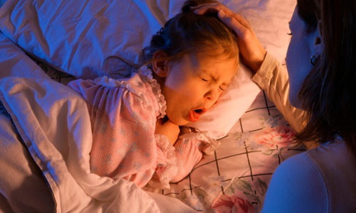 Ngưng dùng thuốc khi thấy đỡ. Khi chưa dùng hết liều thuốc kháng sinh mà thấy con giảm ho nhiều bậc cha mẹ thường ngưng dùng thuốc cho con. Tuy nhiên, lúc đó vi khuẩn có thể chỉ mới bị tiêu diêt một phần hoặc bị yếu đi chứ chưa bị loại trừ hoàn toàn. Vì thế, bỏ thuốc có thể chúng sẽ phục hồi lại và tiếp tục gây bệnh.