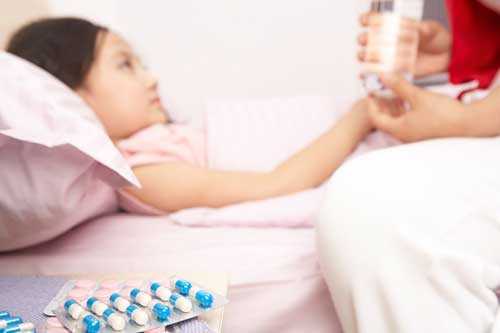 Sử dụng thuốc kháng sinh vội vàng. Trên thực tế thuốc kháng sinh chỉ có tác dụng diệt vi khuẩn nên việc vội vàng sử dụng thuốc kháng sinh trị ho cho trẻ là không nên. Nhiều chuyên gia cho rằng, việc tiếp xúc với vi khuẩn ở giai đoạn rất sớm đặc biệt ở đường ruột là có ích cho sự trưởng thành và hệ miễn dịch cân bằng ở trẻ