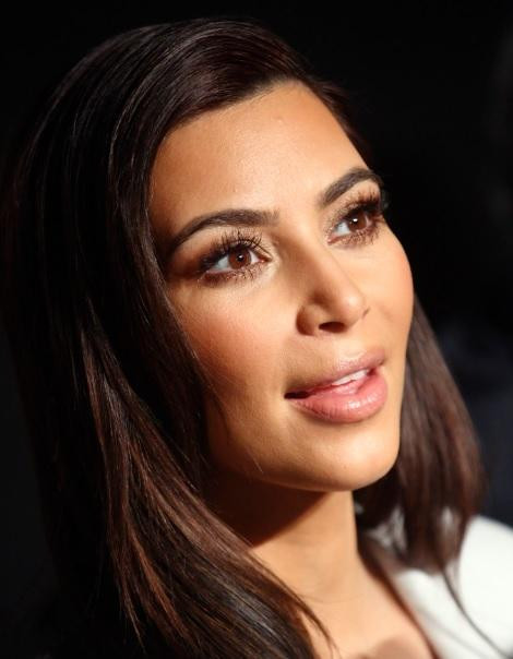 Kim Kardashian: Ngôi sao này sỡ hữu một làn da nhờn. Vì vậy, việc kiểm soát chất nhờn và lượng dầu dư thừa là rất quan trọng. Kim Kardashian tiết lộ bí quyết trang điểm làm đẹp của cô là dùng các loại phấn nền trang điểm có độ kiềm dầu. Ngoài ra, cô hoàn toàn không sử dụng bất kỳ loại kem BB nào vì theo cô, kem này thường tạo độ phủ trên bề mặt da và làm mất khả năng hô hấp của da, nó tạo kích thích các tuyến bã nhờn, gây mụn đối với người có làn da dầu.