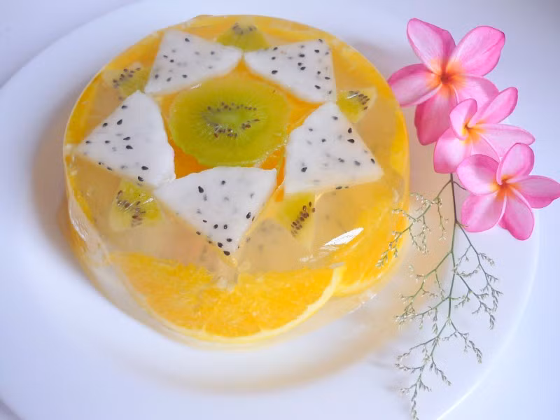 Thạch hoa quả. Món ăn vặt giảm cân từ thạch trái cây sẽ giúp bạn giải quyết những cơn thèm ăn vặt mà vẫn không làm bạn tăng cân.