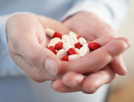 Sử dụng thuốc. Các nang lông vô cùng nhạy cảm với sự thay đổi trong cơ thể. Bất kỳ liệu pháp hormone (bao gồm cả kiểm soát sinh đẻ) có thể góp phần làm tóc mỏng đi. Các phương pháp hóa trị liệu chuyên biệt, các loại thuốc chữa bệnh huyết áp, tiểu đường, tim mạch hay thậm chí là mụn trứng cá cũng khiến tóc yếu rụng.