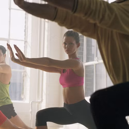 Phòng gym không đông đúc vào sáng sớm. Bạn có nhiều cơ hội sử dụng các thiết bị tập luyện và cũng không phải chịu đựng những điều không mong muốn vì có quá nhiều người.