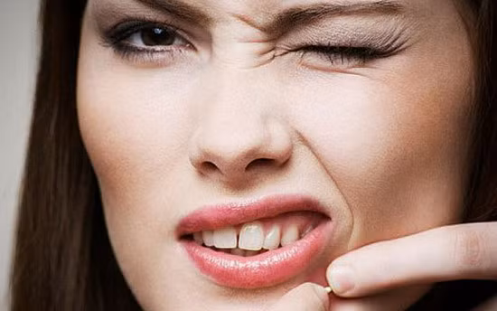 Nhiễm trùng. Trong một vài trường hợp nặng, hậu quả trực tiếp của thói quen này là việc nhiễm trùng. Việc này chắc chắn sẽ gây ra những tổn thường đáng kể cho da chúng ta. Chất tồn tại trong mụn sẽ tràn da bề mặt của da và gây hại đối với các lỗ chân lông khác.