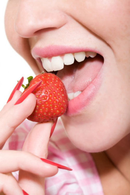 Thực phẩm giúp tiết nước miếng. Tăng lưu lượng nước bọt giúp giữ răng trắng hơn, do vậy ăn các loại trái cây như bưởi, cam, chanh giúp rửa sạch răng một cách tự nhiên. Dâu tây cũng là loại quả đặc biệt tốt giúp tiết nước bọt làm trắng răng, vì nó chứa axit malic, một loại enzyme tăng tiết nước bọt.