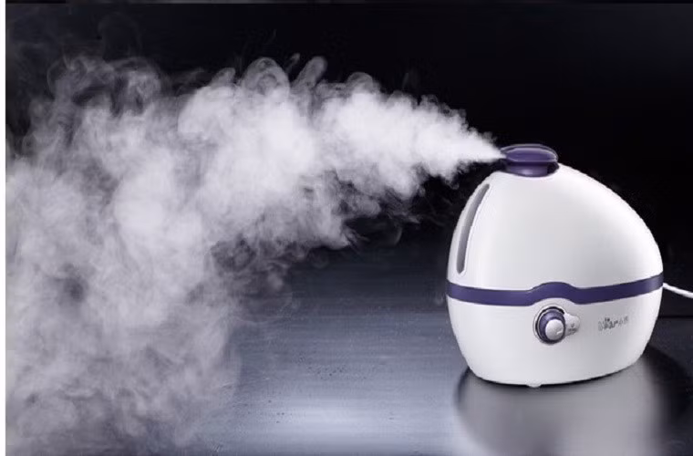 Máy giữ ẩm không khí. Những ngày trời se lạnh, nếu có điều kiện, bạn nên mua máy giữ ẩm không khí và để nó trong phòng ngủ hoặc nơi bạn dành nhiều thời gian ở đó. Máy có tác dụng tăng độ ẩm không khí sẽ giúp bạn cải thiện làn da khô ngay lập tức.