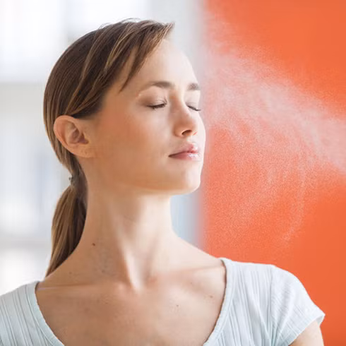 Xịt khoáng. Nếu môi trường làm việc của bạn phải ngồi máy lạnh, máy tính hoặc tiếp xúc với khô nóng nhiều, nên mang theo xịt khoáng bỏ túi để dưỡng ẩm cho da. Bạn có biết rằng xịt khoáng tăng cường độ ẩm cho làn da từ 10% -20%. Nước khoáng xịt có tác dụng dưỡng ẩm và làm dịu da rất tốt, tuy nhiên, không thay thế được kem dưỡng ẩm, vì kem dưỡng ẩm ngoài cung cấp độ ẩm cho da còn có tác dụng rất quan trọng là phục hồi hàng rào bảo vệ da.