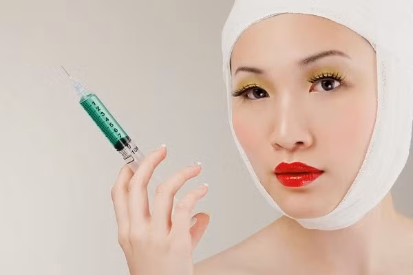 Mặt bị đơ. Nếu phẫu thuật thẩm mĩ không khéo, rất có thể khuôn mặt bạn sẽ bị tê liệt các dây thần kinh vùng mặt, thiếu hụt xương gây dị dạng. Khuôn mặt của bạn có thể bị mất cân đối do việc đo đạc không chính xác trước phẫu thuật. Hơn nữa, bạn cũng có thể mắc nguy cơ bị chảy máu trong vì ở mặt có rất nhiều mạch máu lớn nhỏ.