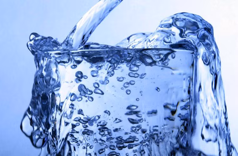 Uống nước liên tục: Không chỉ nước lọc, mẹ còn có thể chế biến nhiều loại thức uống dinh dưỡng khác để bổ sung calorie và vitamin, như sinh tố, trái cây, sữa lắc… Đây là những loại thức uống dễ chế biến tại nhà và vô cùng tiết kiệm, giúp bạn no mà vẫn nạp đủ chất dinh dưỡng. Ngoài ra đừng quên luôn mang theo nước khi ra khỏi nhà vì cơ thể đang trong tình trạng thiếu nước rất dễ dẫn đến nhiều rủi ro nghiêm trọng như kiệt sức, co thắt sớm và sinh non.