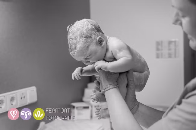 Tuy nhiên, trả lời về vấn đề này, nhiếp ảnh gia chuyên chụp ảnh trẻ sơ sinh cho biết: "Về cơ bản thì các em bé mới sinh đều ở trong tư thế này và chúng cảm thấy hoàn toàn thoải mái với tư thế đó.