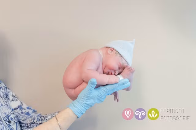 ...Việc của bố mẹ bé, hoặc nữ hộ sinh chỉ đơn giản là làm cách nào để giữ được em bé sơ sinh trong tư thế đó để tôi chụp hình mà thôi".