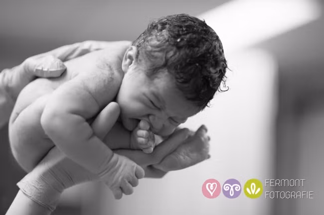 Bàn chân có thể co lên chạm miệng.