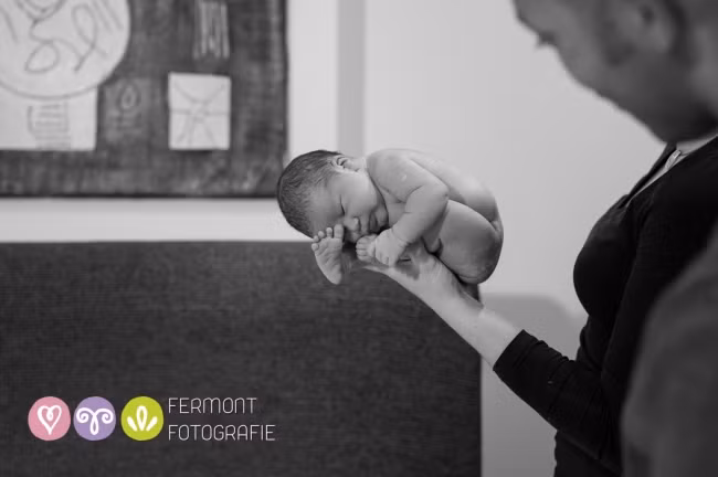 Khi mới sinh ra, xương và sụn của bé khá mềm nên vẫn dễ dàng co quắp theo đúng tư thế trong bụng mẹ.