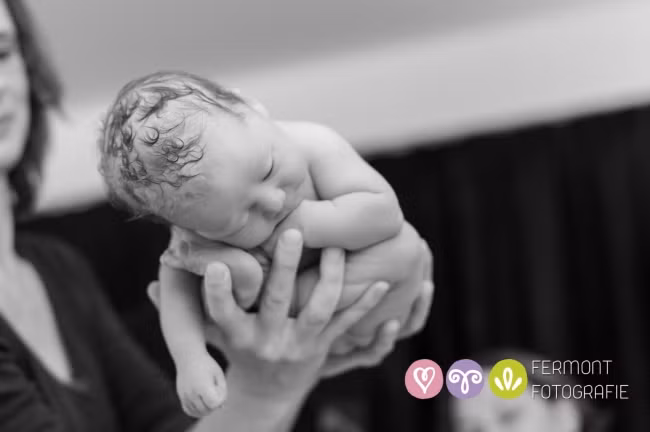 Có nhiều người cho rằng, việc tạo dáng gò bó này khiến trẻ bị đau.