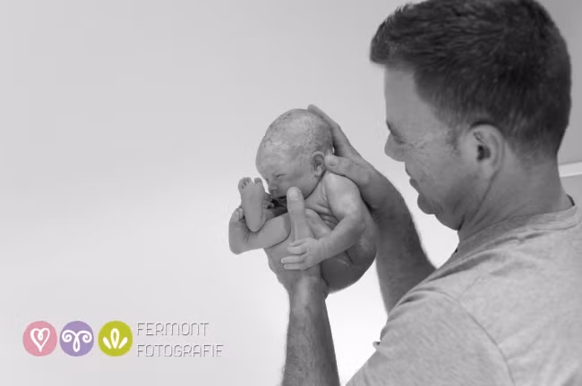 Để thích nghi được với môi trường chật hẹp này, bé phải luôn co quắp để sao cho vừa với bụng mẹ.